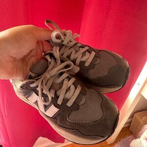 Girls new balance gently worn